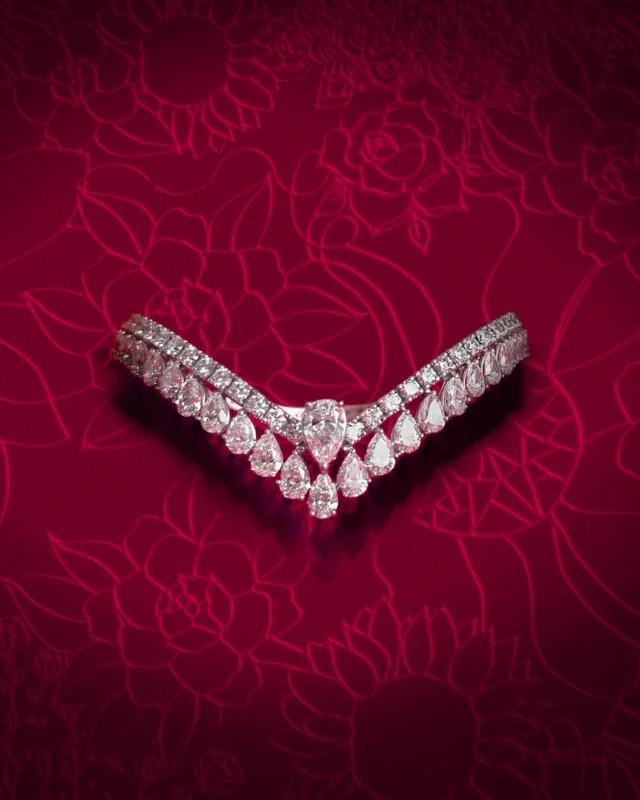 Indulge in the glamour and luxury of the Diva Collection, a dazzling ensemble of jewelry designed to make every diva shine like a star. #leopizzo #italianfabrica #highjewelryhouse Collezione Diva 26981B-27727B-28353B