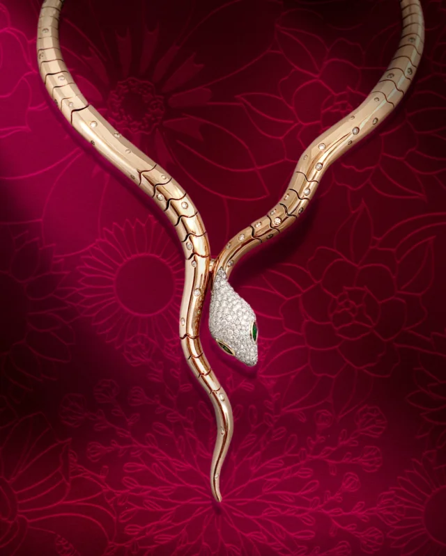 Feel the magnetic allure of the Leo Pizzo Serpente necklace: 18k rose gold, diamonds, and emerald eyes for timeless seduction.#leopizzo #italianfabrica #highjewelryhouseCollezione Animalia 27049FSC