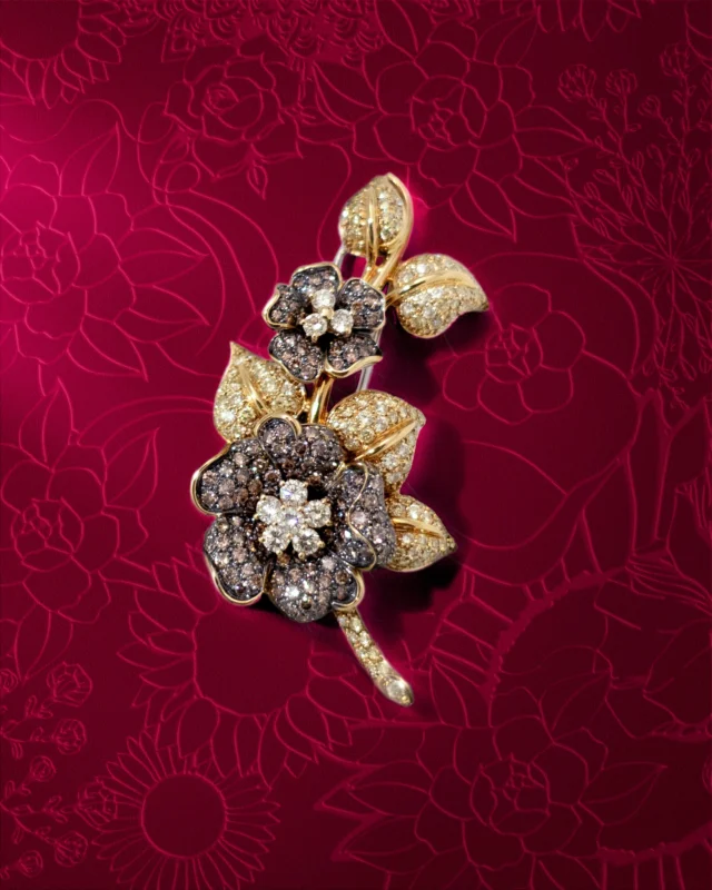 Nature reimagined in high jewelry.Yellow and brown diamonds blossom in a sculptural brooch, while the new choker blooms with a radiant flower design that illuminates the neckline with elegance.#leopizzo #italianfabrica #highjewelryhouse Collezione Flora 17104CQF-29658B