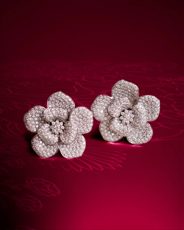 Nilufar parure is a triumph of diamonds inspired by nature to make women shine.#leopizzo #italianfabrica #highjewelryhouseCollezione Flora 23970B-29659B-26277B