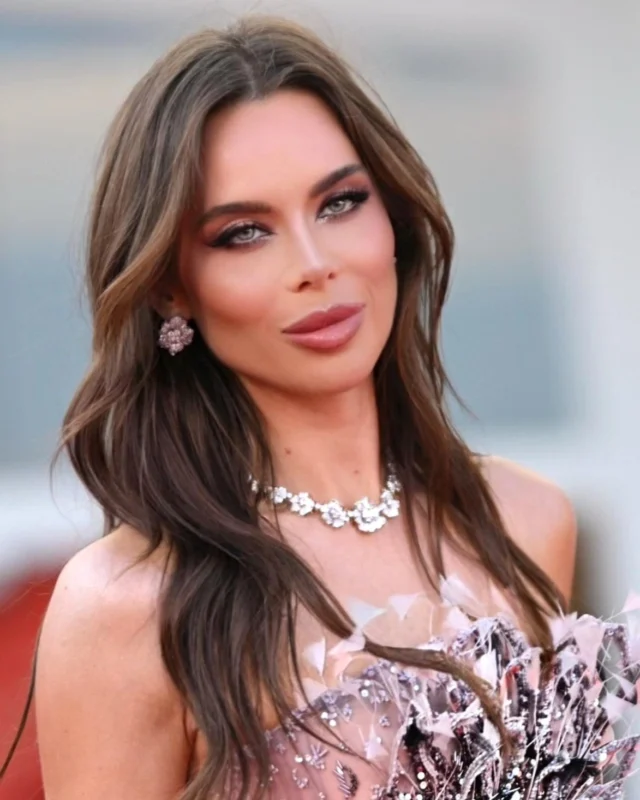 Venice lights up with her beauty. @kristinanovaofficial graces the red carpet in the iconic Flora Collection — a cascade of diamonds blooming in earrings and necklace.#leopizzo #italianfabrica #highjewelryhouseCollezione Flora 17392B-17480BG