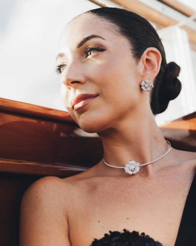 On the Venice red carpet, @elisademarco enchanted the crowd with Leo Pizzo’s flower choker and earrings, embodying elegance and grace.#leopizzo #italianfabrica #highjewelryhouseCollezione Flora 17480BG-29658B