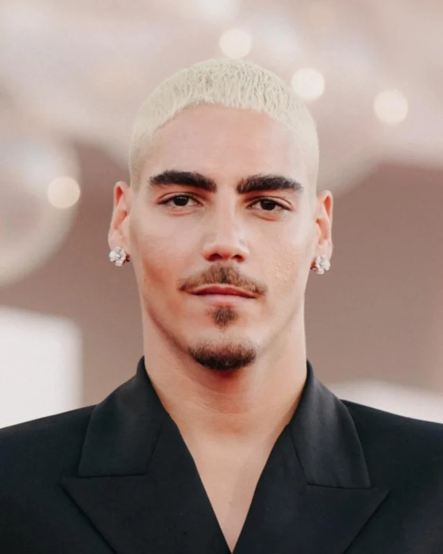 The first time a man walked the Venice red carpet wearing Leo Pizzo jewellery.Dancer @antoniospinelli.it embodied our vision of elegance and expressive freedom: with our timeless flowers, Leo Pizzo celebrates boundless beauty and the strength of those who dare to rewrite the rules of style.#leopizzo #italianfabrica #highjewelryhouseCollezione Flora 16952B