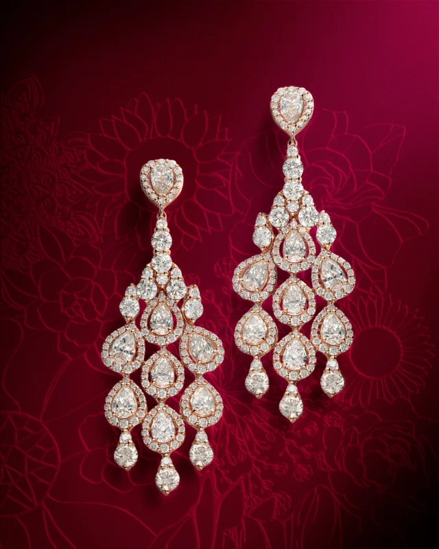 These cascading earrings are a masterpiece of elegance: brilliant-cut and pear-shaped diamonds set in a harmonious design that captures the light with every movement, perfect for illuminating your most special moments.#leopizzo #italianfabrica #highjewelryhouseCollezione Venezia 26183D