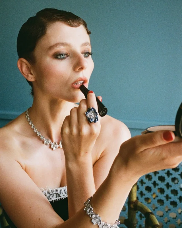 From finishing touches to full glamour: @thomasin.mckenzie glowing in the Flora set, ready to own the red carpet.

#leopizzo #italianfabrica #highjewelryhouse
Collezione Flora 17392B-17709B-21790BZ*M