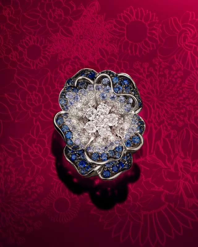 Diamonds at the heart, shaded sapphires in full flourish — the Flora ring is a celebration of light and color, designed to enchant every glance.

#leopizzo #italianfabrica #highjewelryhouse
Collezione Flora 17350BZ*