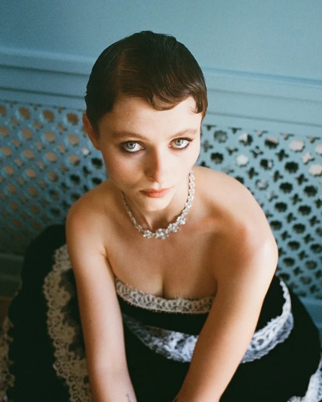 From finishing touches to full glamour: @thomasin.mckenzie glowing in the Flora set, ready to own the red carpet.

#leopizzo #italianfabrica #highjewelryhouse
Collezione Flora 17392B-17709B-21790BZ*M