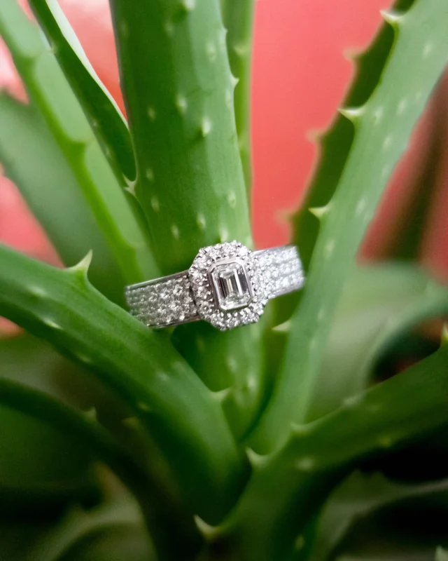 True elegance needs no voice: it is born from the purity of detail, from the strength of simplicity.

#leopizzo #italianfabrica #highjewelryhouse #collezionepolo
Collezione Polo 29033B-29404-29046B-29043B