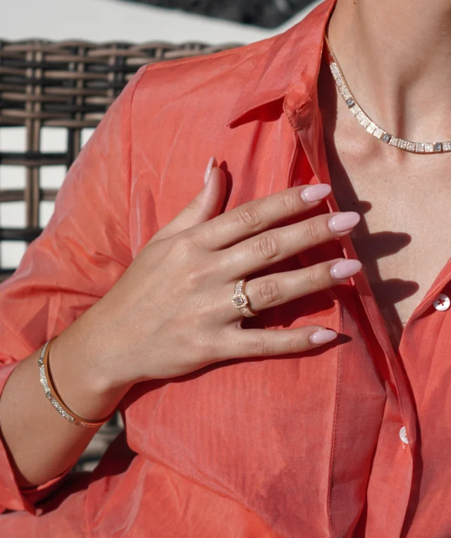 True elegance needs no voice: it is born from the purity of detail, from the strength of simplicity.

#leopizzo #italianfabrica #highjewelryhouse #collezionepolo
Collezione Polo 29033B-29404-29046B-29043B