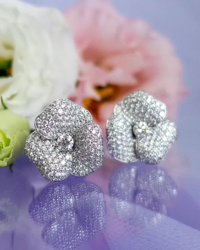 Not just a detail. Sculptural earrings, icons of high jewelry, created to envelop the bride in an aura of rare and unforgettable allure.

#leopizzo #italianfabrica #highjewelryhouse
Collezione Flora 29576B