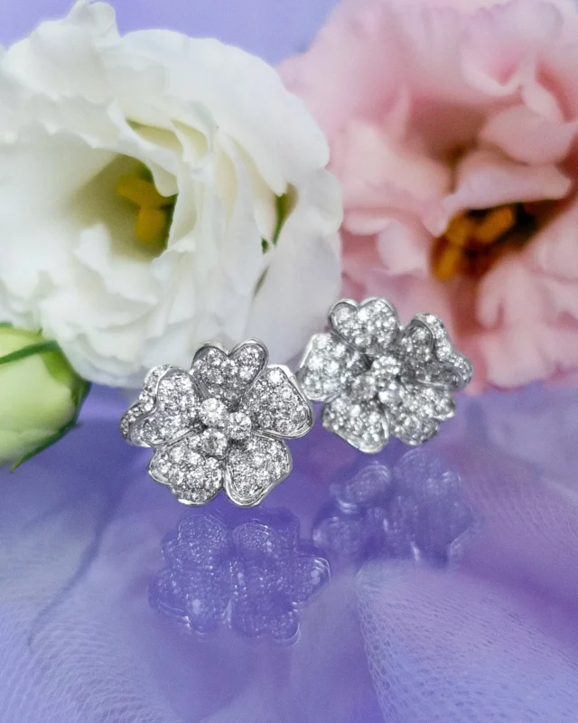 Not just a detail. Sculptural earrings, icons of fine jewelry, created to envelop the bride in an aura of rare and unforgettable allure.

#leopizzo #italianfabrica #highjewelryhouse
Collezione Flora 17480B