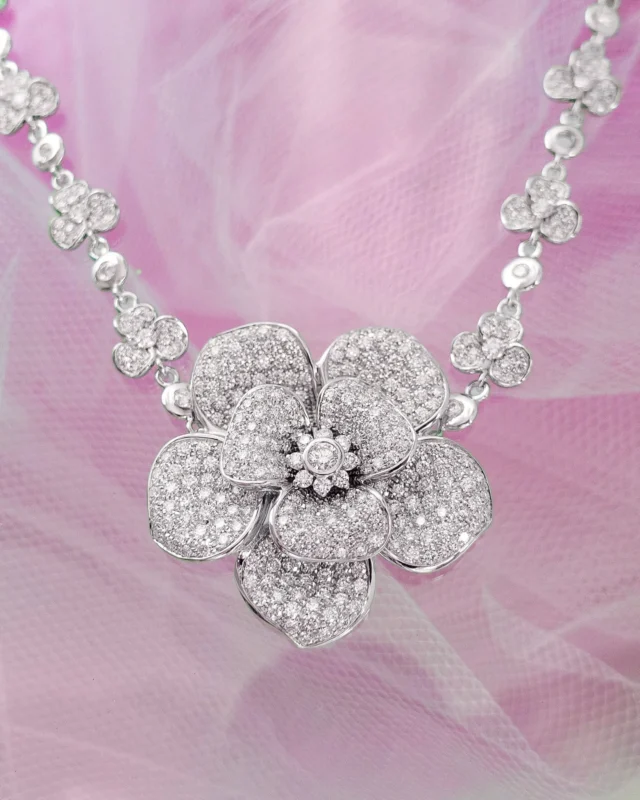 Not just a detail. Sculptural floral necklace created to envelop the bride in an aura of rare and unforgettable allure.

#leopizzo #italianfabrica #highjewelryhouse
Collezione Flora 28326B