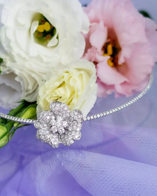 Not just a detail. Sculptural floral chocker, created to envelop the bride in an aura of rare and unforgettable allure.

#leopizzo #italianfabrica #highjewelryhouse
Collezione Flora 29658B