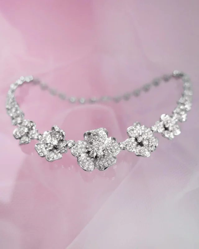 Not just a detail. Sculptural necklace created to envelop the bride in an aura of rare and unforgettable allure.

#leopizzo #italianfabrica #highjewelryhouse
Collezione Flora 17392B