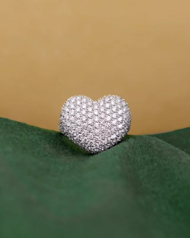 Perfect in form. Designed to flatter. The essence of timeless luxury. 

#leopizzo #italianfabrica #highjewelryhouse 
Collezione Amore 27759B