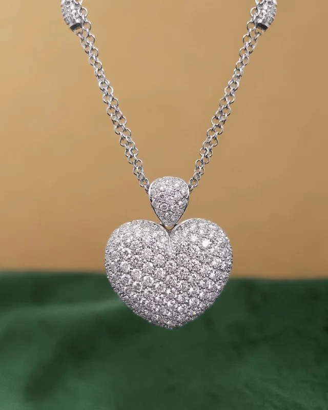 Perfect in form. Designed to flatter. The essence of timeless luxury.

#leopizzo #italianfabrica #highjewelryhouse
Collezione Amore 17649BD