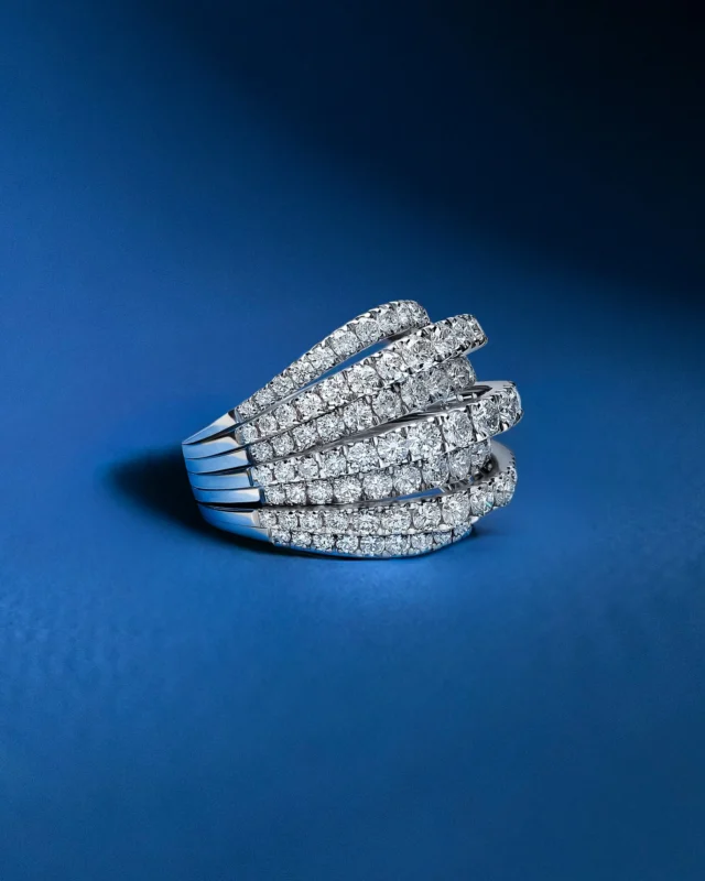 Sculptural, luminous, unmistakable.Each Leo Pizzo ring is a statement of style and character.#leopizzo #italianfabrica #highjewelryhouseCollezione Waves 23070B-23105D