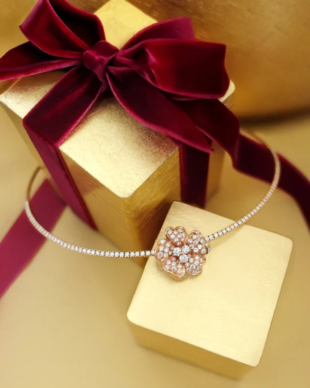 Not a simple detail, a chocker that will make you the star of the winter holidays.#leopizzo #italianfabrica #highjewelryhouseCollezione Flora 29657D