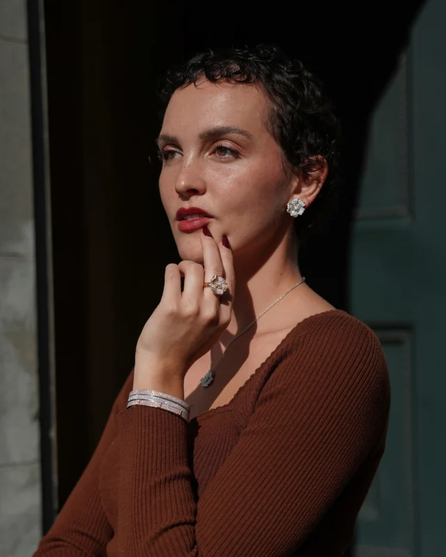 A glow that speaks before you do.Every detail — from the harmony of the design to the brilliance of each stone — reflects the excellence of Leo Pizzo high jewelry.#leopizzo #italianfabrica #highjewelryhouseCollezione Flora 17480BG-21790DM-17391B1 | Collezione Polo 29404D-29262