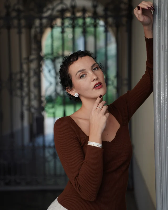 A glow that speaks before you do.Every detail — from the harmony of the design to the brilliance of each stone — reflects the excellence of Leo Pizzo high jewelry.#leopizzo #italianfabrica #highjewelryhouseCollezione Flora 17480BG | Collezione Polo 29045D-29404D-29262