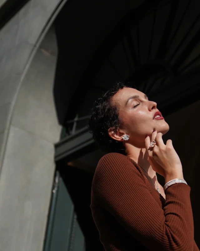 A glow that speaks before you do.Every detail — from the harmony of the design to the brilliance of each stone — reflects the excellence of Leo Pizzo high jewelry.#leopizzo #italianfabrica #highjewelryhouseCollezione Flora 17480BG-21790DM-17391B1 | Collezione Polo 29404D-29262