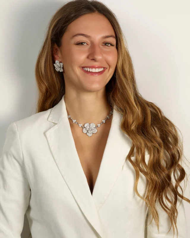 Light, elegance, femininity.This Christmas, seek what truly makes you shine.#leopizzo #italianfabrica #highjewelryhouseCollezione Flora 23970B-28326B