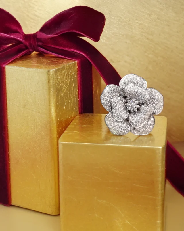 Light, elegance, femininity.This Christmas, seek what truly makes you shine.#leopizzo #italianfabrica #highjewelryhouseCollezione Flora 26277B