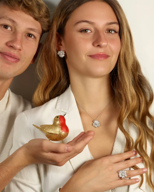 Not a simple detail, a floral set that will make you the star of the winter holidays.#leopizzo #italianfabrica #highjewelryhouseCollezione Flora 17480BG-17391B1-21790BMG