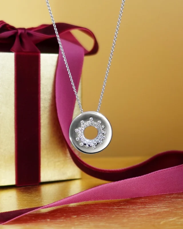 A circle of stars holding all the magic of Christmas.#leopizzo #italianfabrica #highjewelryhouseCollezione Stardust 29712B