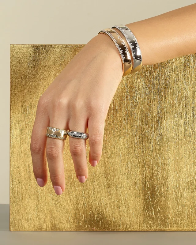 Christmas is in the air! Feel the magic in every detail.#leopizzo #italianfabrica #highjewelryhouseCollezione Stardust 29092-29090C-28780B