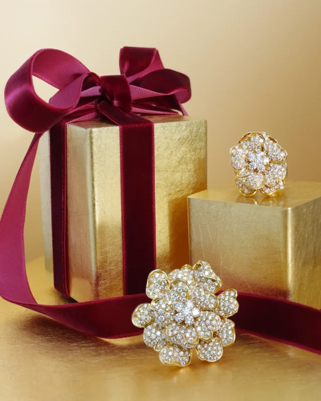 Iconic. Radiant. Unmistakable.Gifts that never stop shining.#leopizzo #italianfabrica #highjewelryhouseCollezione Flora 21023C-17350C