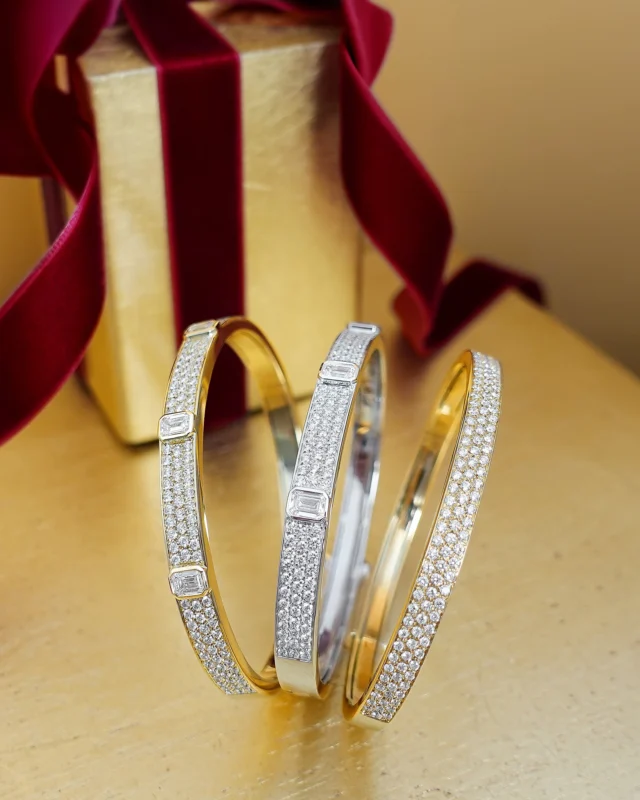 The magic of detail, the light of diamonds.Leo Pizzo jewelry speaks of refined femininity during winter holidays.#leopizzo #italianfabrica #highjewelryhouseCollezione Polo 29404-29262C
