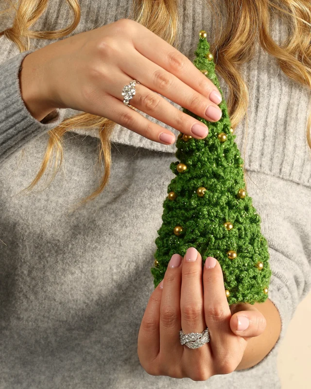 Christmas is in the air! Feel the magic in every detail.#leopizzo #italianfabrica #highjewelryhouseCollezione Diamanti 25606B-28698B