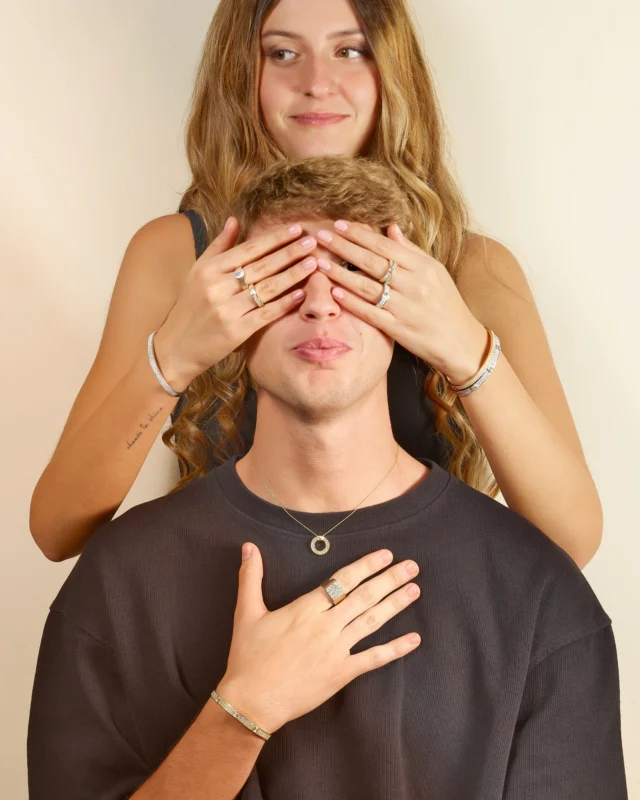 The magic of surprise.Leo Pizzo jewelry speaks of love during winter holidays.#leopizzo #italianfabrica #highjewelryhouseCollezione Polo 29052-29047C-29235C-29045B-29262-29045-29043C2-16359CB