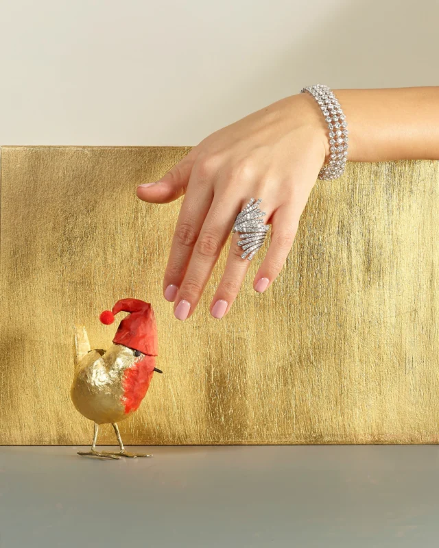 During the winter holidays every piece of Leo Pizzo jewelry lights up the festivities, shining between tradition and wonder. #leopizzo #italianfabrica #highjewelryhouseCollezione Diva 29636B-27728B