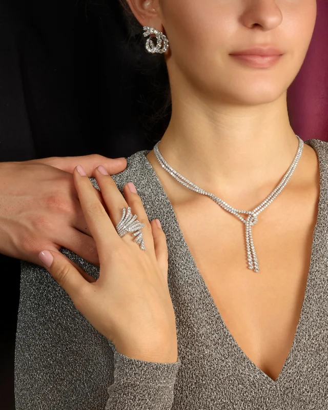 Every piece of Leo Pizzo jewelry lights up the festivities, even at the end of the year!#leopizzo #italianfabrica #highjewelryhouse29184-27728B-26582B