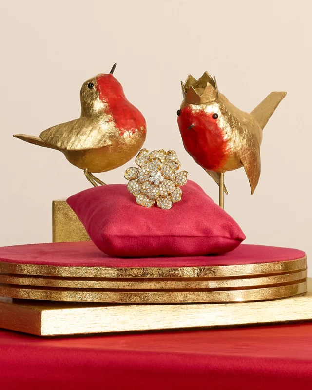 The first day of the year is a promise, a new beginning guided by tradition and a vision toward the future.Happy New Year!#leopizzo #italianfabrica #highjewelryhouseCollezione Flora 21023C