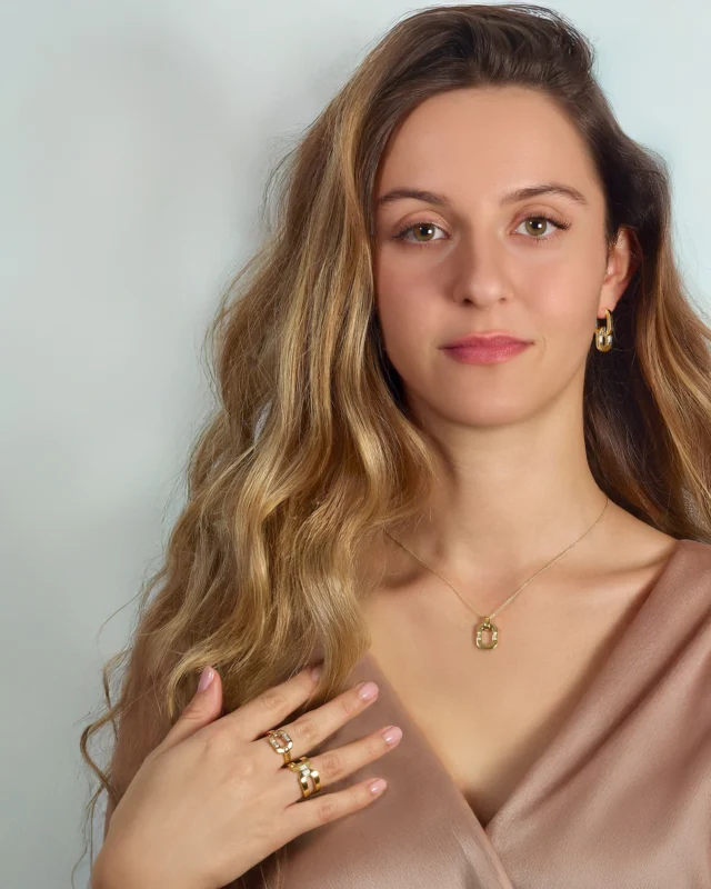 A baguette diamond as a signature line.
Architecture in light.

#leopizzo #italianfabrica #highjewelryhouse
Loto 29585D-29586D-29584D-29748C