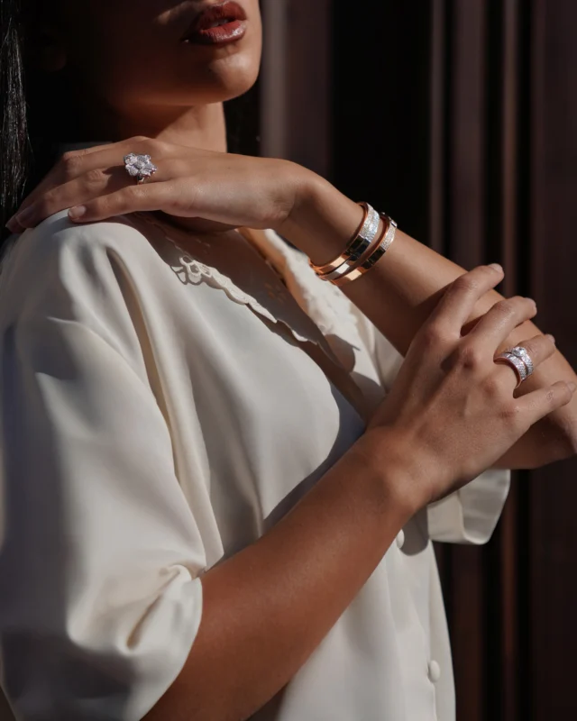 Chasing sunbeams and delicate details.
Timeless Italian craftsmanship for the modern woman.

#leopizzo #italianfabrica #highjewelryhouse
Collezione Flora 21790BMG | Polo 29262B-29404D-29045B-29046B