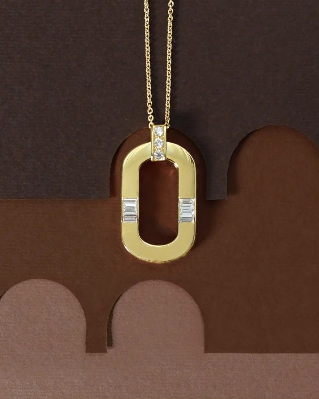 Strength born from union: different shapes and materials that become one, creating an elegance that transcends time.

#leopizzo #italianfabrica #highjewelryhouse
Loto 29286C