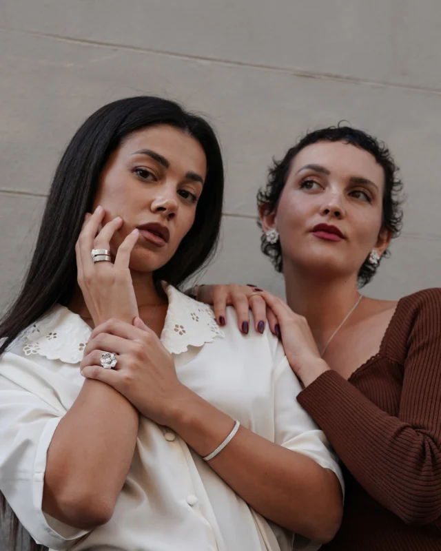 Chasing sunbeams and delicate details.
Timeless Italian craftsmanship for the modern women.

#leopizzo #italianfabrica #highjewelryhouse
Collezione Polo | Flora 29045B-29046B-21790BMG-29262B-17480BG