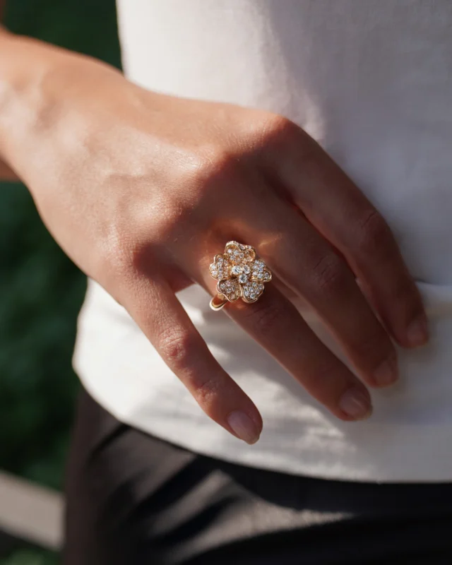 Chasing sunbeams and delicate details.Timeless Italian craftsmanship for the modern woman.#leopizzo #italianfabrica #highjewelryhouseCollezione Flora 21790DM