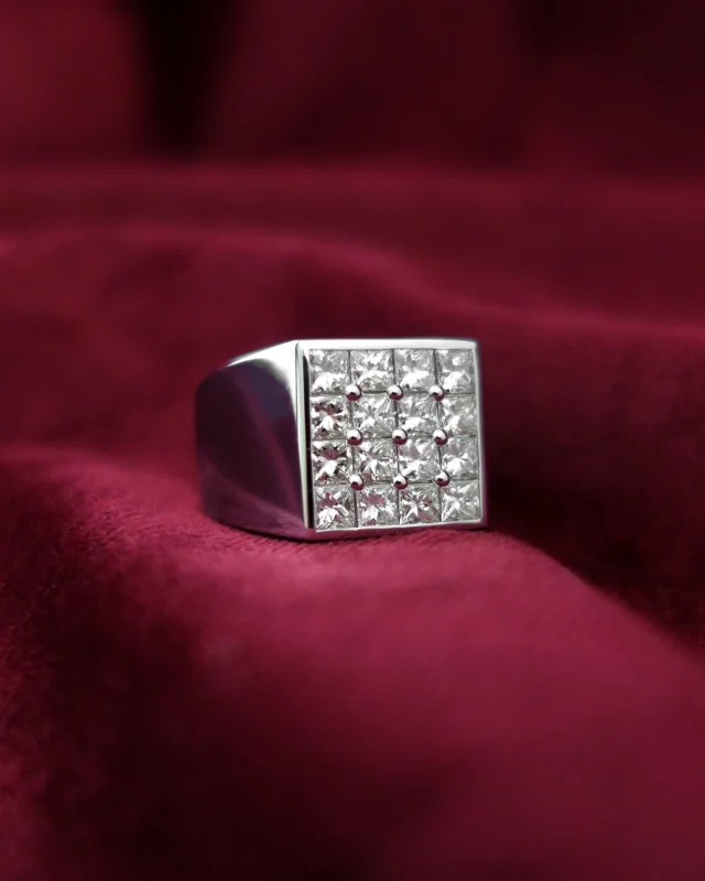 Her & Him. Two different styles, the same elegance.#leopizzo #italianfabrica #highjewelryhouse16359BB-21790BMG