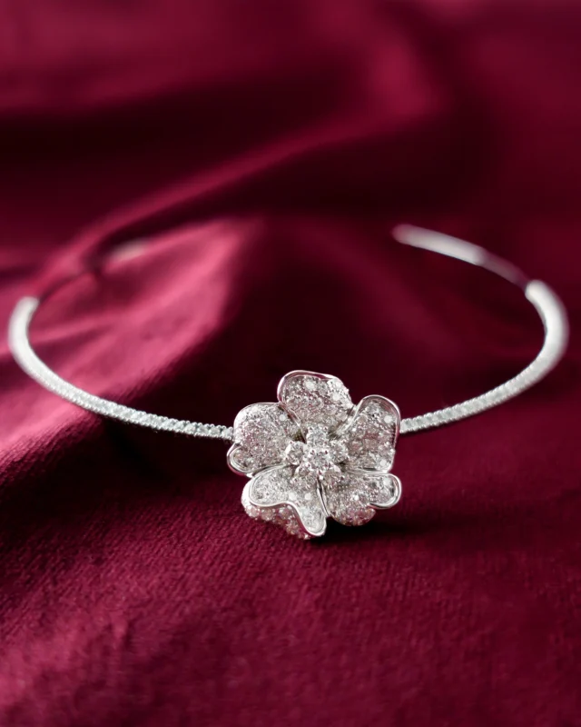 Transforming a flower into pure light requires true mastery. This is our signature.#leopizzo #italianfabrica #highjewelryhouseCollezione Flora 29658B