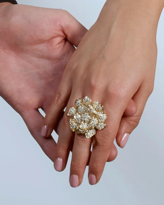 When a jewel becomes a promise.Leo Pizzo, symbol of your most precious bonds.#leopizzo #italianfabrica #highjewelryhouseCollezione Flora 21023C