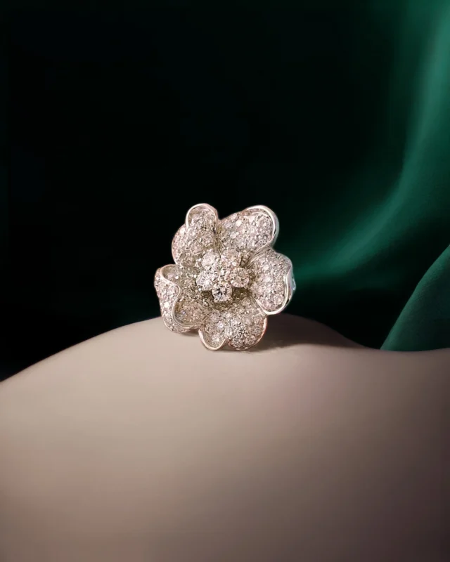 A garden sculpted in diamonds.
In the iconic Flora set by Leo Pizzo, every petal of light reflects the artistry, elegance, and heritage of Italian high jewelry.

Collezione Flora 18671BM-29390B-17392B