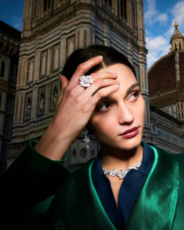 A garden sculpted in diamonds.
In the iconic Flora set by Leo Pizzo, every petal of light reflects the artistry, elegance, and heritage of Italian high jewelry.

Collezione Flora 29390B-17392B-18671BM