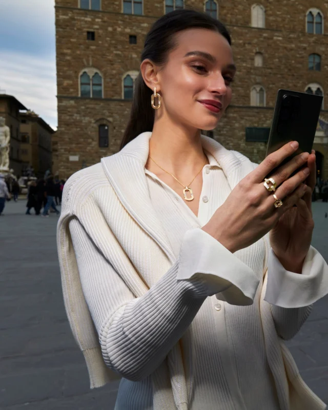 A symbol of purity, reborn in diamonds.
The Loto collection blossoms in a luminous composition of brilliant and baguette cuts, crafted with exquisite Italian artistry.

Collezione Loto 29285C-29286C2-29284C-29584C