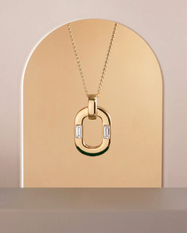 A symbol of purity, reborn in diamonds.The Loto collection blossoms in a luminous composition of brilliant and baguette cuts, crafted with exquisite Italian artistry.Collezione Loto 29586C2-29585C-29584C