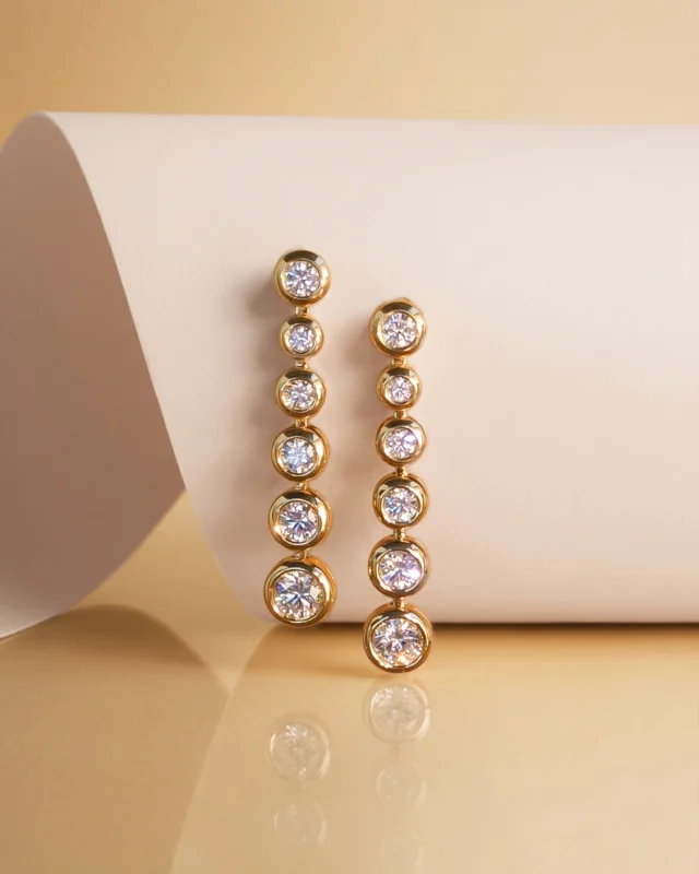 The Bubble collection reflects Leo Pizzo’s vision of modern fine jewellery.
A vertical rhythm of diamonds, like delicate bubbles, creates a refined and luminous elegance.

Collezione Bubble 29535C